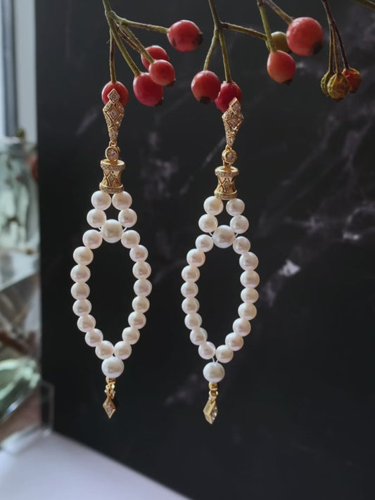 Retro Court Style Pearl Diamond-shaped Long Earrings, Gold Diamond-embellished Niche Earrings with Sense of Design